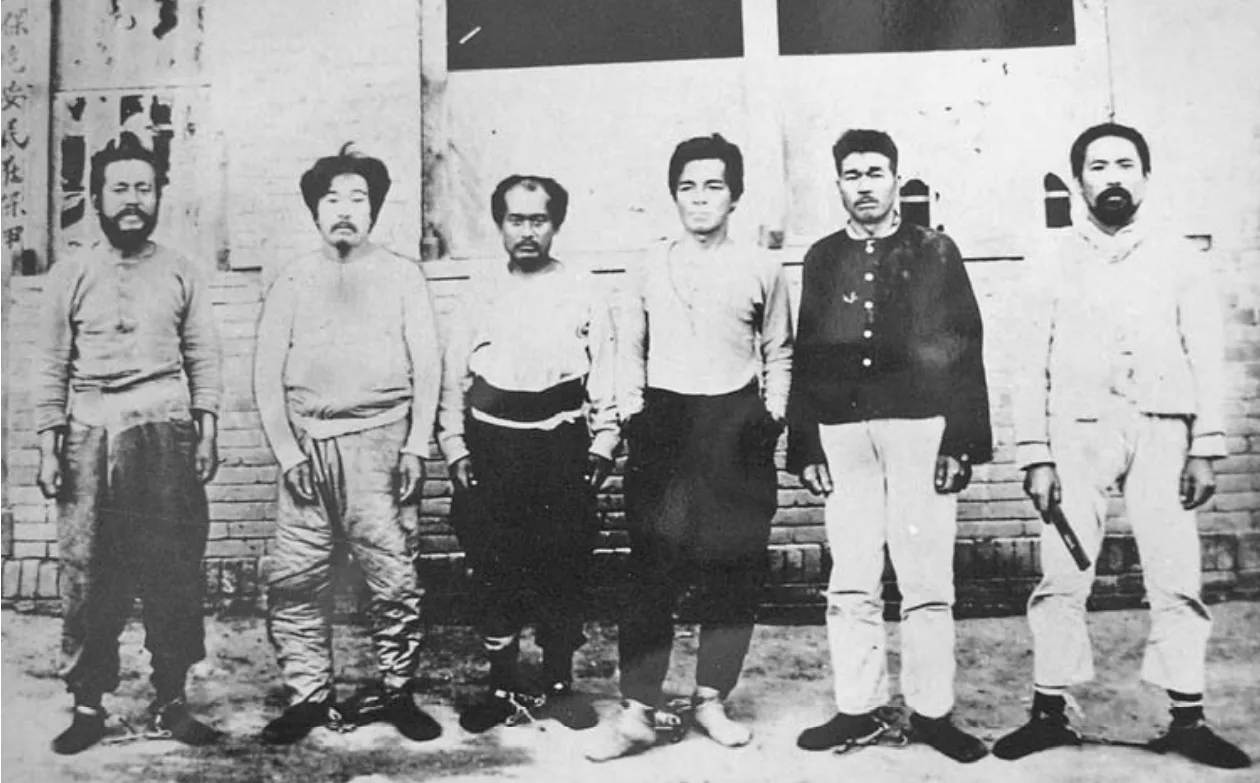Photograph of Deguchi Onisaburō and Ueshiba Morihei with companions during their 1924 expedition to Mongolia.