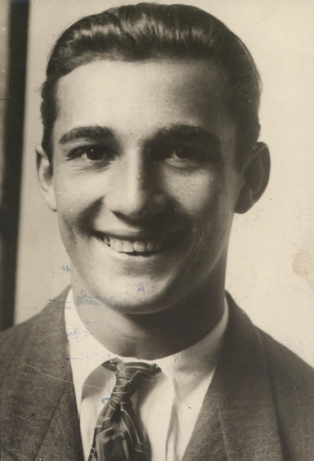 Portrait of a young Hélio Gracie in 1932 in a jiu-jitsu gi, looking at the camera.