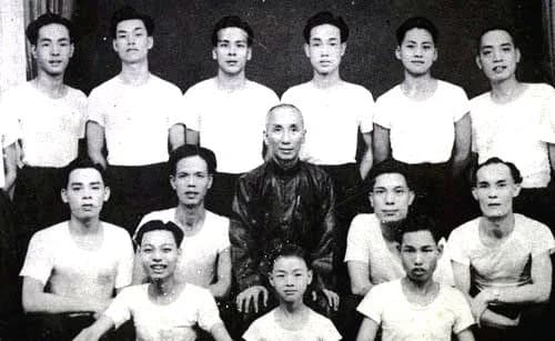 Ip Man seated with a group of his first Hong Kong students around 1950, Leung Sheung to his right.