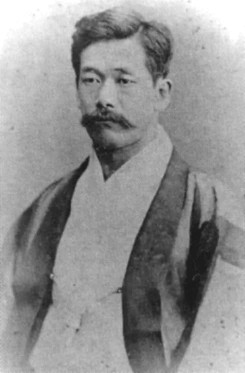 Studio portrait of Jigorō Kanō aged 28, in 1887, in a dark kimono.