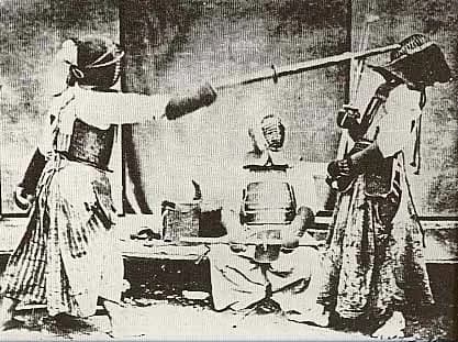 Early photograph from around 1873 of two Japanese swordsmen in armour fencing with bamboo swords.