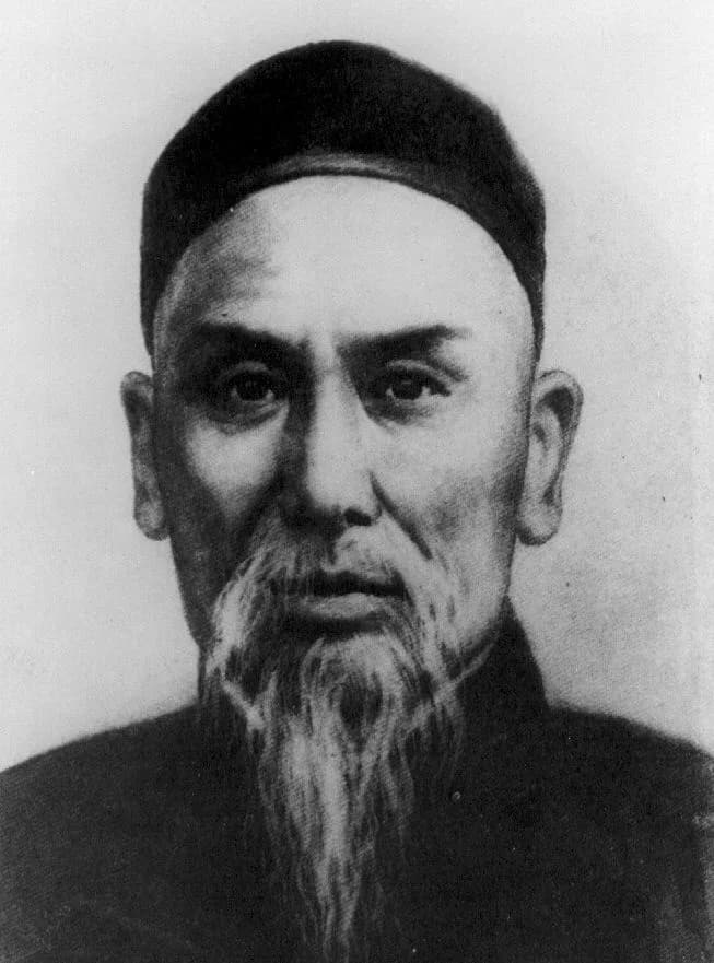 Portrait of Yang Luchan, founder of Yang-style taijiquan, an elderly man in Qing-dynasty dress.